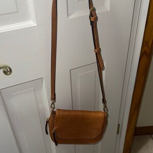 Elegant Tan Leather Crossbody Bag
